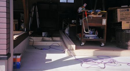 施工中のDIYガレージ内の様子