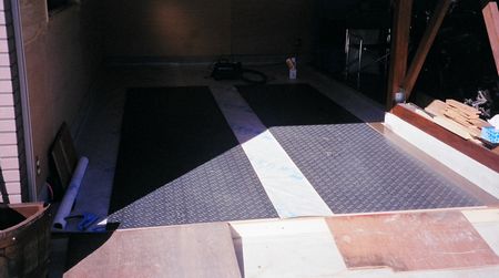 防水シートと縞鋼板を施工したガレージ内