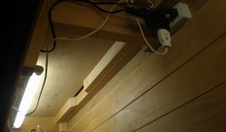 ガレージ内の間接照明を点灯