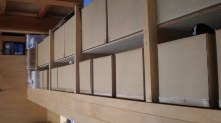 ガレージ内の収納に利用したダンボール箱