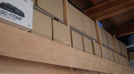 DIYガレージ内でダンボール箱を利用した収納棚