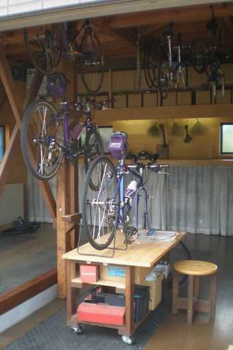 ガレージ内の自転車のメンテナンス整備