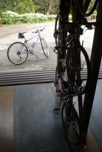 自転車ガレージ内の自転車スタンド