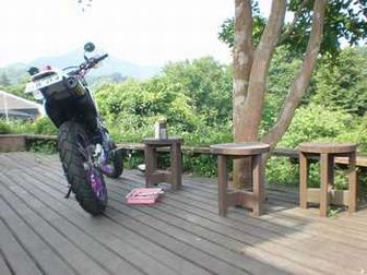 ウッドデッキにてバイクの整備