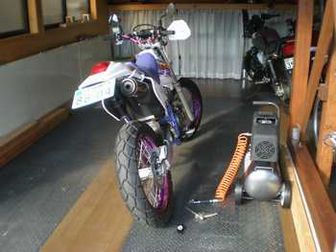 ガレージ内のバイクと整備用コンプレッサー