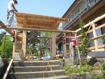 施工中の木造門塀