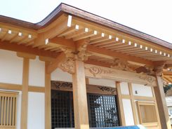 建築技術(お寺の正面入口 木材加工技術)