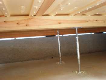 木造注文住宅 床下 床断熱 根太補強金具
