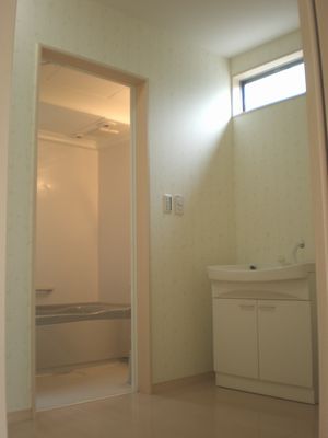 木造注文住宅 バスルーム風呂と洗面台