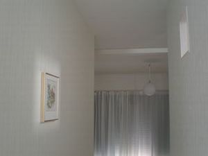 木造注文住宅 アプローチに飾った絵をライトアップ