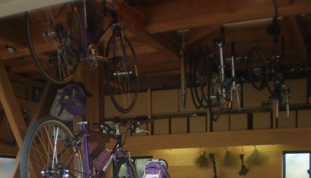 ガレージ内の自転車