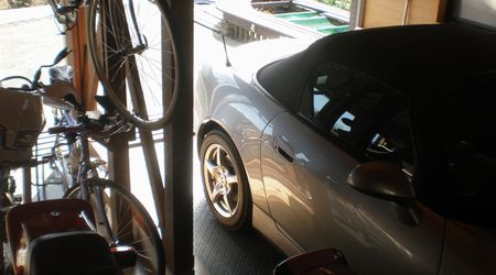 ガレージにはフロントから入れる