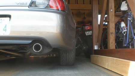 マフラーは直接屋外へ 最も安価な排気ガス対策