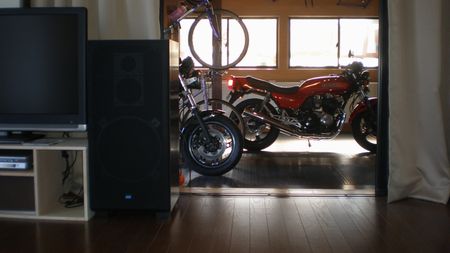 リビングから眺めるガレージ内の愛車たち