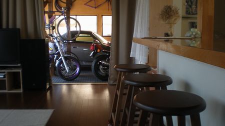 リビングカウンターからガレージを眺める